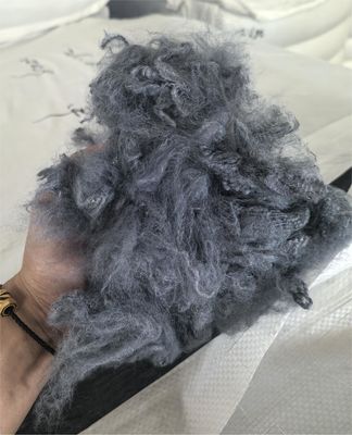 좋은 가격 재활용 된 폴리에스터 스테이플 섬유 2.5D 51mm 어두운 회색 낮은 수분 흡수 온라인으로